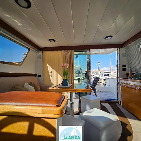 Botel Boat And Breakfast Monica Neapol