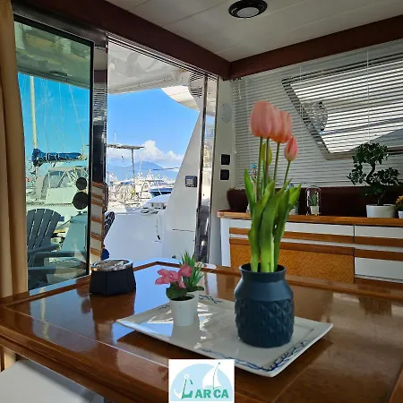 Boat And Breakfast Monica Bateau-hôtel